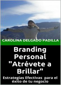 Branding personal. Una mujer joven con los brazos abiertos